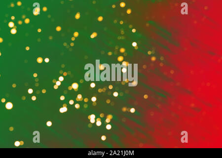 Abstract sfondo di Natale in i colori verde e rosso simile a un albero di natale con le luci. Foto Stock
