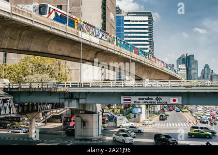 BTS treno passa oltre il Thai brinde Japaniese intersezione a Bangkok, in Thailandia. Foto Stock