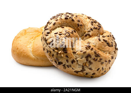 Tutto il frumento kaiser rotolo con i semi sulla parte superiore della pianura kaiser roll isolato su bianco. Foto Stock