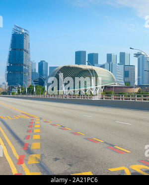 Strada vuota, moderni grattacieli e Teatri Esplanade sulla Baia di Singapore Foto Stock