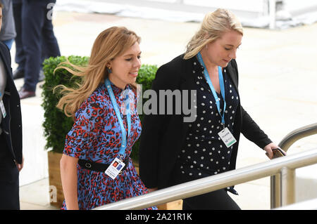 Carrie Symonds (sinistra), il partner di primo ministro Boris Johnson, presso il congresso del partito conservatore al Manchester Convention Center. Foto Stock