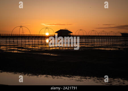 Vista del molo di Southport, patrimonio dell'umanità dell'Grade II, che si erge per oltre 150 anni ed è il più antico molo di ferro del Regno Unito. Foto Stock