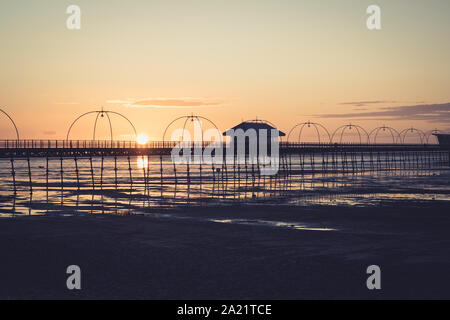 Vista del molo di Southport, patrimonio dell'umanità dell'Grade II, che si erge per oltre 150 anni ed è il più antico molo di ferro del Regno Unito. Foto Stock