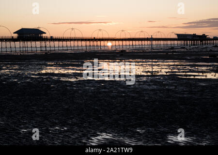 Vista del molo di Southport, patrimonio dell'umanità dell'Grade II, che si erge per oltre 150 anni ed è il più antico molo di ferro del Regno Unito. Foto Stock