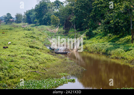 Cinese di reti da pesca in un fiume in terreni agricoli presso il Parco Nazionale di Kaziranga, quartiere Golaghat, Bochagaon, Assam, India Foto Stock