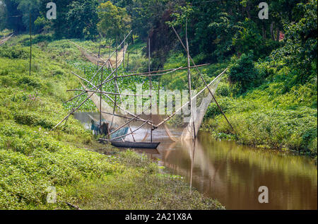 Cinese di reti da pesca in un fiume in terreni agricoli presso il Parco Nazionale di Kaziranga, quartiere Golaghat, Bochagaon, Assam, India Foto Stock