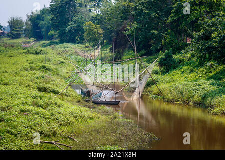 Cinese di reti da pesca in un fiume in terreni agricoli presso il Parco Nazionale di Kaziranga, quartiere Golaghat, Bochagaon, Assam, India Foto Stock