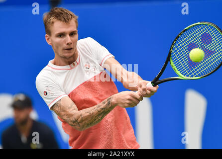 Alexander Bublik del Kazakistan prende la palla contro Pablo Carreno Busta di Spagna alla finale di uomini Single al ATP 2019 Chengdu Aperto nella città di Chengdu, Cina sud-occidentale della provincia di Sichuan, 29 settembre 2019. Foto Stock