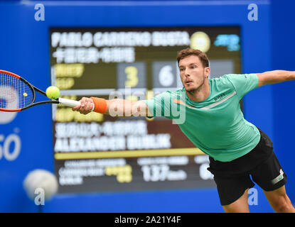 Pablo Carreno Busta di Spagna ottiene la sfera contro Alexander Bublik del Kazakistan in occasione della finale di uomini Single al ATP 2019 Chengdu Aperto nella città di Chengdu, Cina sud-occidentale della provincia di Sichuan, 29 settembre 2019. Foto Stock