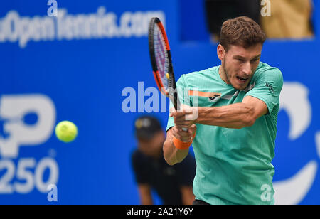 Pablo Carreno Busta di Spagna ottiene la sfera contro Alexander Bublik del Kazakistan in occasione della finale di uomini Single al ATP 2019 Chengdu Aperto nella città di Chengdu, Cina sud-occidentale della provincia di Sichuan, 29 settembre 2019. Foto Stock