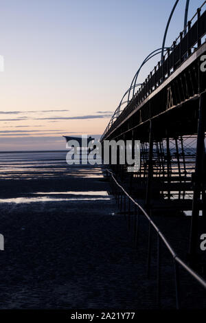 Vista del molo di Southport, patrimonio dell'umanità dell'Grade II, che si erge per oltre 150 anni ed è il più antico molo di ferro del Regno Unito. Foto Stock