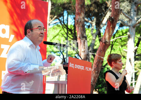 Il primo segretario del catalano di socialisti (PSC) Miquel Iceta parla durante il catalano Partito Socialista Rose festa a Gava, Barcellona. Foto Stock