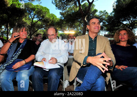 Da (L) a (R), il Sindaco di L'Hospitalet municipio e Presidente del Consiglio Provinciale di Barcellona, Nuria Marin, il primo segretario del gruppo del Partito del socialismo europeo di Catalogna (PSC) Miquel Iceta, il presidente del governo della Spagna Pedro Sanchez e il Presidente del Congresso dei Deputati Meritxell Batet, durante la rosa partito del socialismo catalano nella città di Gava.Durante la festa delle Rose party a Gava, Barcellona. durante il catalano Partito Socialista Rose festa a Gava, Barcellona. Foto Stock