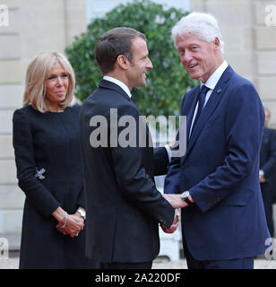 Parigi, Francia. Il 30 settembre, 2019. Il Presidente francese Emmanuel Macron (L), affiancato dalla moglie Brigitte Macron, saluta ex U.S. Il presidente Bill Clinton come egli arriva al Elysee Palace a Parigi il lunedì, 30 settembre 2019. Visitando i leader e i capi di Stato hanno partecipato ad un pranzo organizzato da Macron a seguito di un memoriale di servizio in onore dell ex Presidente francese Jacques Chirac, morto il 26 settembre, all'età di 86. Foto di David Silpa/UPI Credito: UPI/Alamy Live News Foto Stock