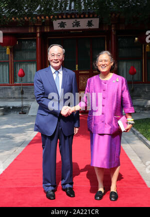 Pechino, Cina. Il 30 settembre, 2019. Chinese Vice Presidente Wang Qishan (L) soddisfa con Thai Principessa Maha Chakri Sirindhorn alla Diaoyutai State Guesthouse a Pechino Capitale della Cina, Sett. 30, 2019. Credito: Liu Weibing/Xinhua/Alamy Live News Foto Stock