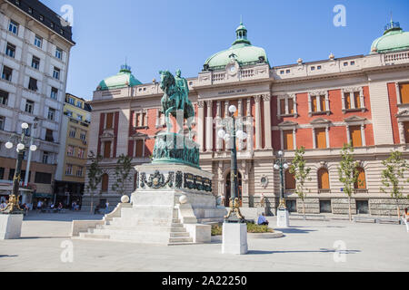 Il monumento al principe Mihailo Obrenovic, situato nella principale piazza della Repubblica a Belgrado in Serbia. Foto Stock