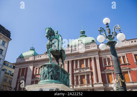 Il monumento al principe Mihailo Obrenovic, situato nella principale piazza della Repubblica a Belgrado in Serbia. Foto Stock