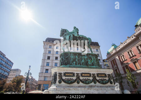 Il monumento al principe Mihailo Obrenovic, situato nella principale piazza della Repubblica a Belgrado in Serbia. Foto Stock