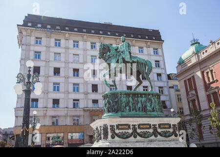 Il monumento al principe Mihailo Obrenovic, situato nella principale piazza della Repubblica a Belgrado in Serbia. Foto Stock