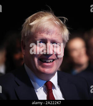 Il primo ministro Boris Johnson siede nell udienza al Congresso del partito conservatore al Manchester Convention Center. Foto Stock