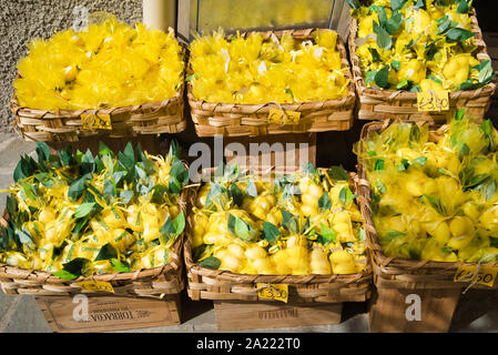 Riomaggiore Cinque Terre, Italia - Agosto 17, 2019: scatole di limoni in un negozio su una strada di città Foto Stock