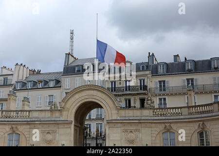 La bandiera francese è volato a metà il personale dell'Elysee Palace in onore dell ex Presidente francese Jacques Chirac a Parigi il lunedì, 30 settembre 2019. Chirac è deceduto il 26 settembre all'età di 86. Foto di David Silpa/UPI Foto Stock