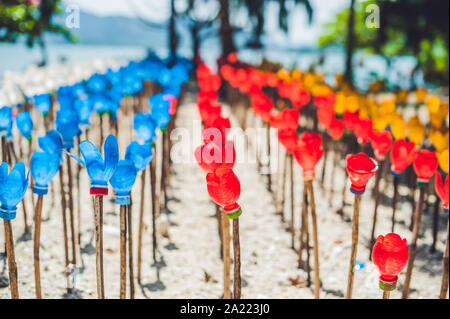 Fiori fatti da una bottiglia di plastica. Bottiglia di plastica riciclata. Concetto di riciclaggio dei rifiuti Foto Stock