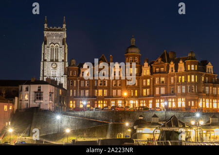 Cromer visto durante la notte come si vede dal molo. Presa il 28 settembre 2019. Foto Stock