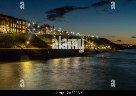 Tempo di notte vista verso ovest del Cromer come visto dal molo. Presa il 28 settembre 2019. Foto Stock