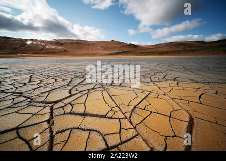 Terreni secchi nel deserto. Rotto la crosta del suolo Foto Stock