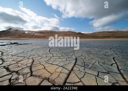 Terreni secchi nel deserto. Rotto la crosta del suolo Foto Stock