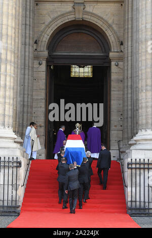 Parigi, Francia. Il 30 settembre, 2019. La bara di fine il presidente francese Jacques Chirac viene portato nella chiesa di Saint Sulpice per un memoriale di servizio a Parigi, Francia, Sett. 30, 2019. Credit: Jack Chan/Xinhua/Alamy Live News Foto Stock