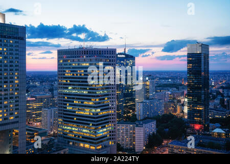 Vista aerea di Varsavia quartiere finanziario del centro cittadino di notte, Polonia Foto Stock