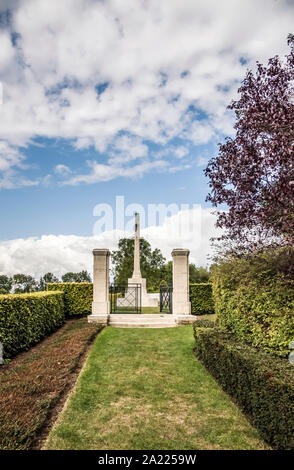 La croce di Sacrice al CWGC Adelaide Cemetery-Villers Brettonneux nei pressi di Amiens Foto Stock