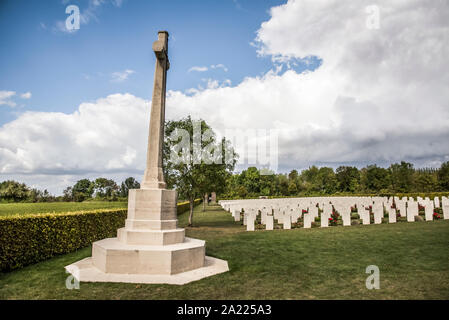 La croce di Sacrice al CWGC Adelaide Cemetery-Villers Brettonneux nei pressi di Amiens Foto Stock