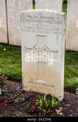 La tomba di Maj Gen CE Ingouville Williams noto come Inky Bill a Warloy CWGC Baillon cimitero vicino Amiens sulla Somme Foto Stock