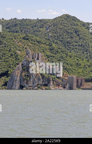 Golubac fortezza sul fiume Danubio sul lato serbo della frontiera tra la Romania e la Serbia, Golubac, Serbia. Foto Stock