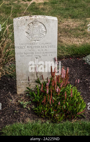 La tomba di Lt Col Percy Wilfrid Machell CMG, DSO a Warloy CWGC Baillon cimitero vicino Amiens sulla Somme Foto Stock