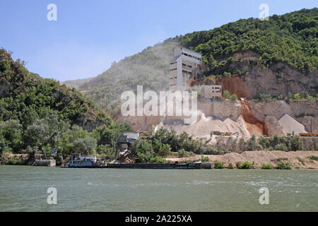 Cava sulla banca serbo del fiume Danubio, il confine tra Serbia e Romania e Serbia. Foto Stock