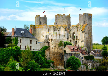 Herisson ha designato la Petite Cité de Caractère. Vista sul castello dei Ducs de Bourbon . Allier. Auvergne Rodano Alpi. Francia Foto Stock