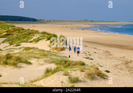 La gente camminare sulla spiaggia a holkham, North Norfolk, Inghilterra Foto Stock