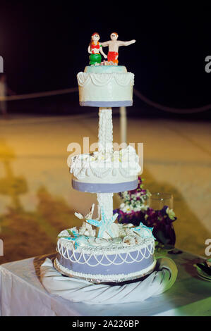 Torta nuziale sulla spiaggia. Matrimonio nel concetto tropico Foto Stock