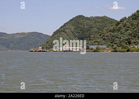 Vista di Brnjica e Brnjica Harbour, dal confine tra la Romania e la Serbia, Brnjica, Serbia. Foto Stock