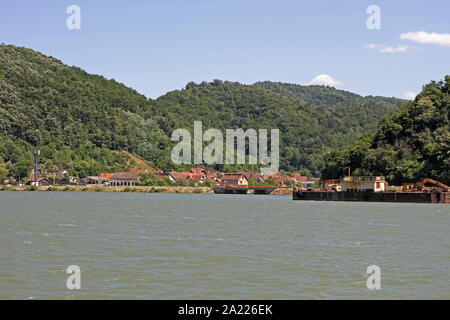 Vista di un piccolo villaggio, Toma Brnjica Ristorante e Brnjica Harbour, dal confine tra la Romania e la Serbia, Brnjica, Serbia. Foto Stock