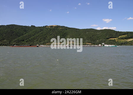 Le petroliere dalla banca del fiume Danubio, sul confine tra Serbia e Romania. Foto Stock