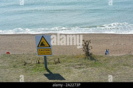Highcliffe - Dorset - clifftop path - scogliera di pericolose cadute - avviso di attenzione - Walkers sul seguito di faggio - estate Foto Stock