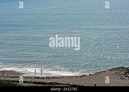 Highcliffe beach - Dorset - un mare scintillante - piccole figure - Spazio aperto - estate Foto Stock