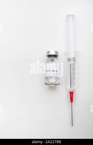 Concetto medico che mostra un medico medico lettura flaconcino di vaccino BCG e una siringa Foto Stock