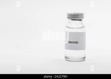Concetto medico medico che mostra una fiala medica la lettura di steroidi Foto Stock