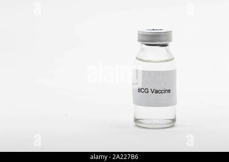 Concetto medico che mostra un medico medico lettura flaconcino di vaccino BCG Foto Stock